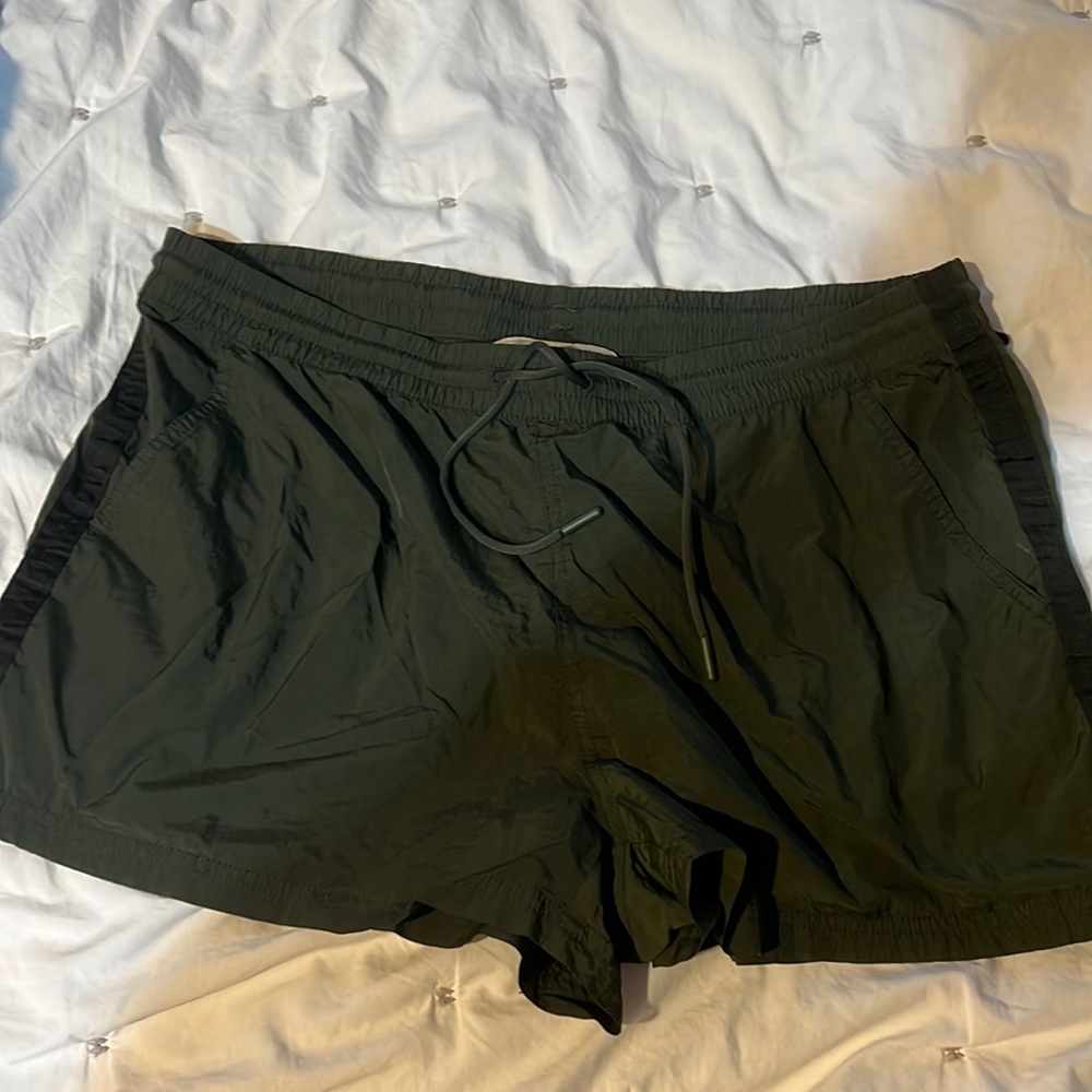 NWOT Athleta Army Green Shorts with Stripe - Expedition Short